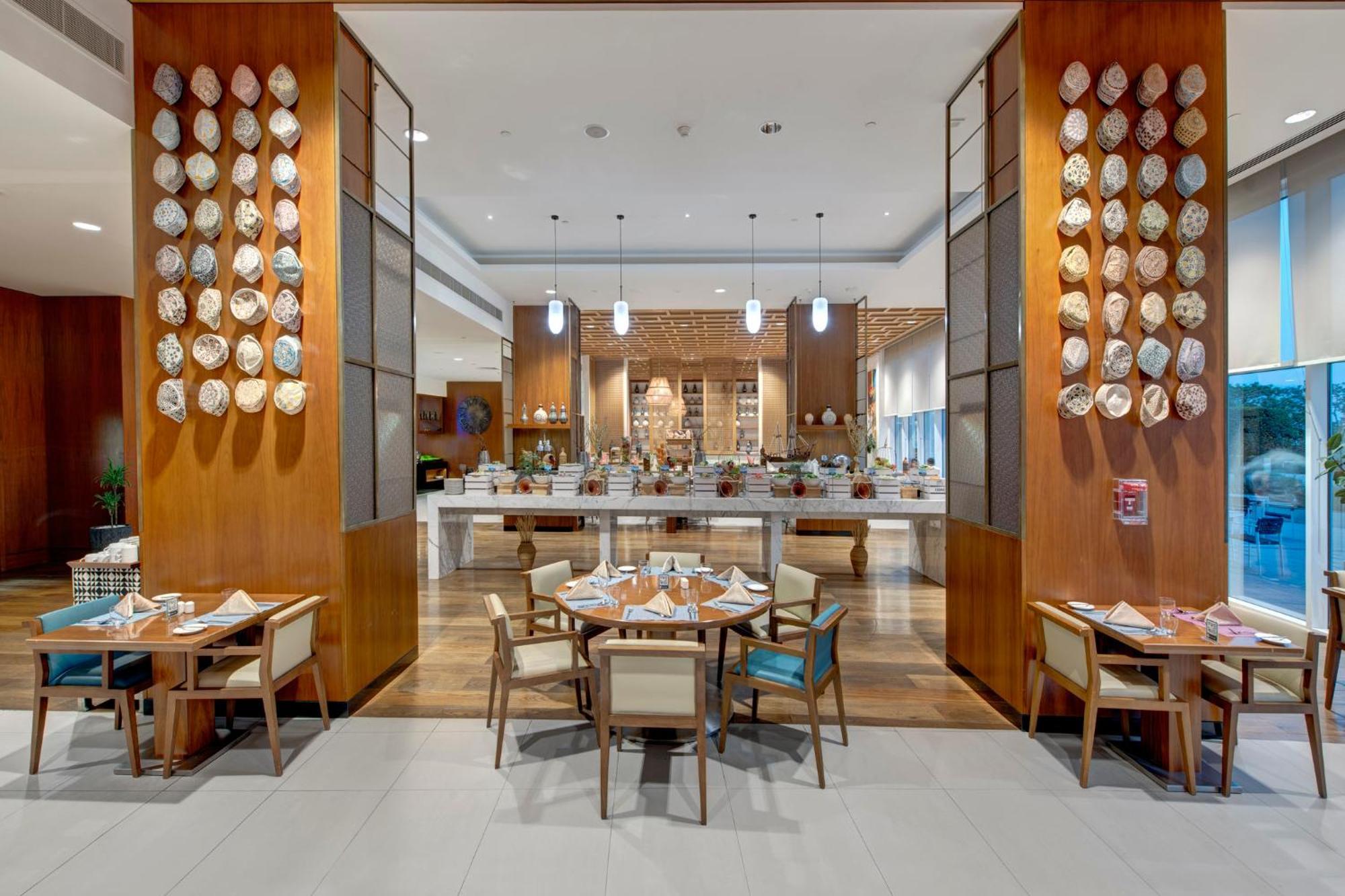 Crowne Plaza Muscat Ocec By Ihg Hotel Bagian luar foto
